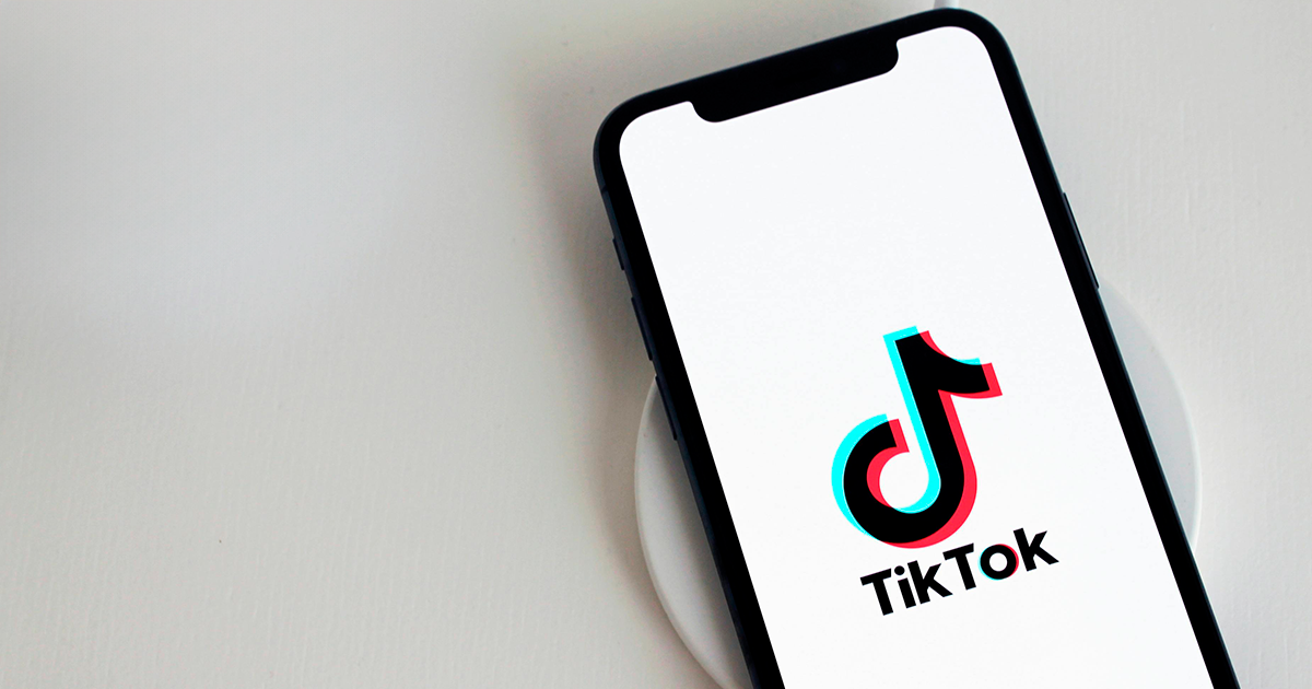 Kuvituskuvassa Tiktok-sovelluksen logo puhelimen näytöllä